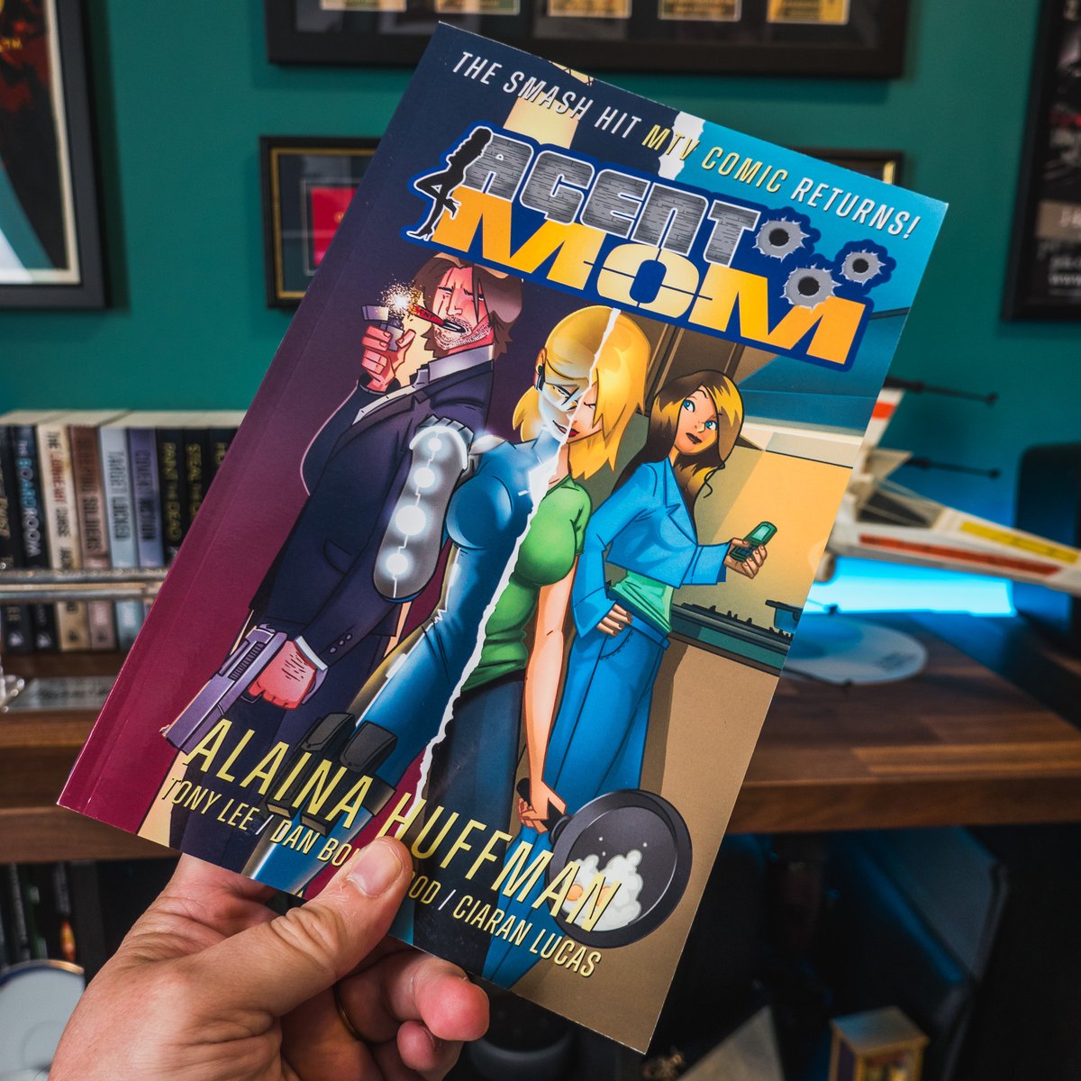 Well the proof of #AGENTMOM from @CaliburnComics arrived today, and it looks great! Expect it out by the end of the month! @AlainaHuffman