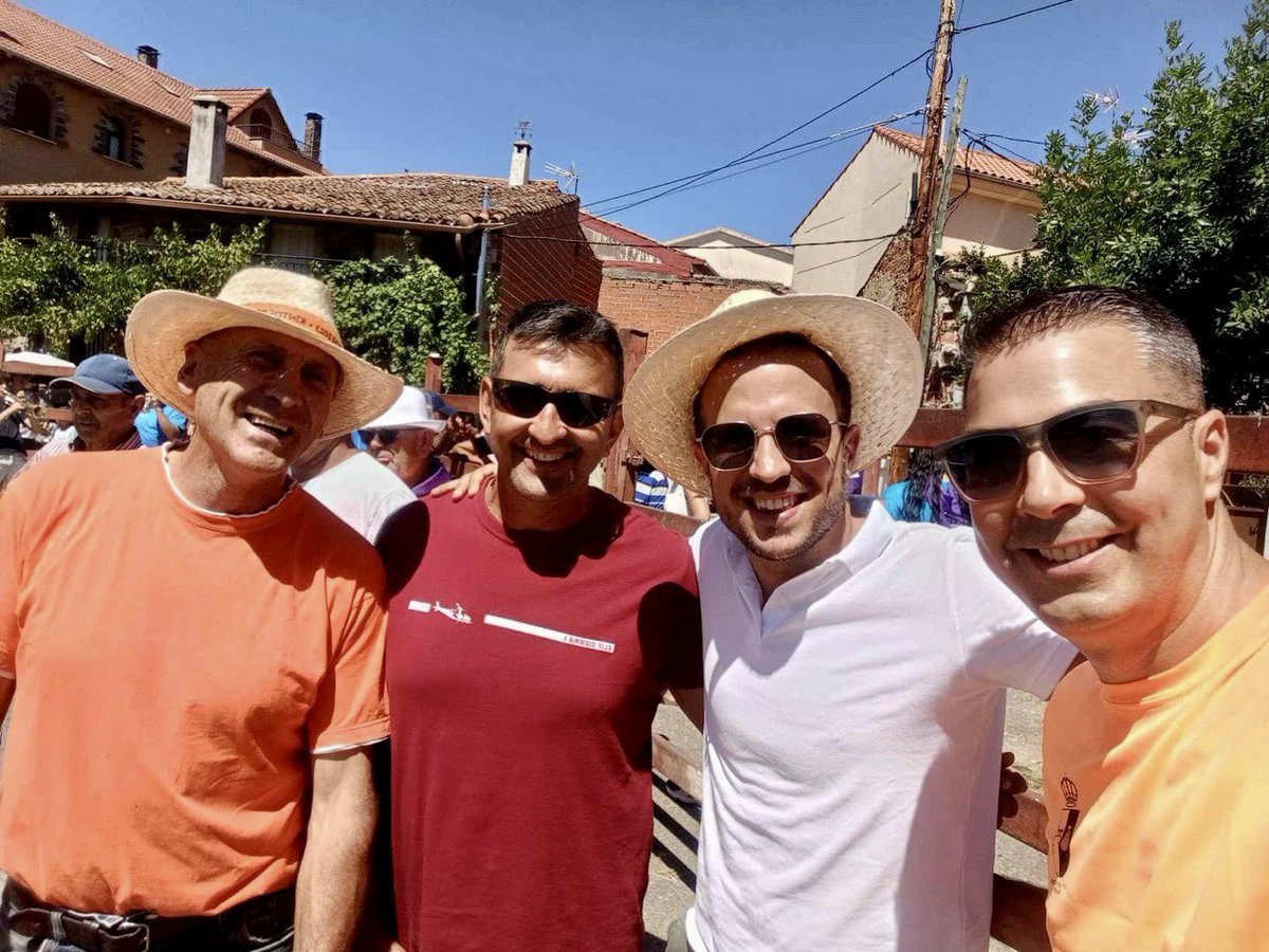 ChancaCarlos's tweet photo. 📍ROBLEDA

♦️ Qué buen rato he pasado en #Robleda de la mano de su alcalde, mi amigo Jose Luis Varas.

Robleda es un pueblo con raíces, con tradiciones muy marcadas y un ambiente excepcional.

Lo he pasado genial, un gustazo tener compañeros tan formidables.

Viva el Rebollar !!! https://t.co/cyMWKf9P2g