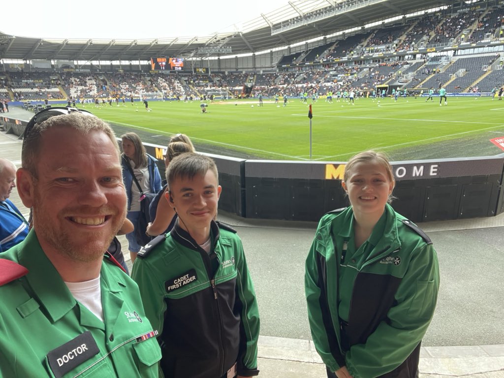 Now switched role to provide #FirstAid cover at Hull City Tigers v Sheffield Wednesday. Really pleased to be #volunteering with Emily and Jack who are keeping me right with #EventCover procedures - both fantastic people. #MySJADay <a href="/stjohnambulance/">St John Ambulance England</a> <a href="/SJAYouthEng/">St John Youth England</a>