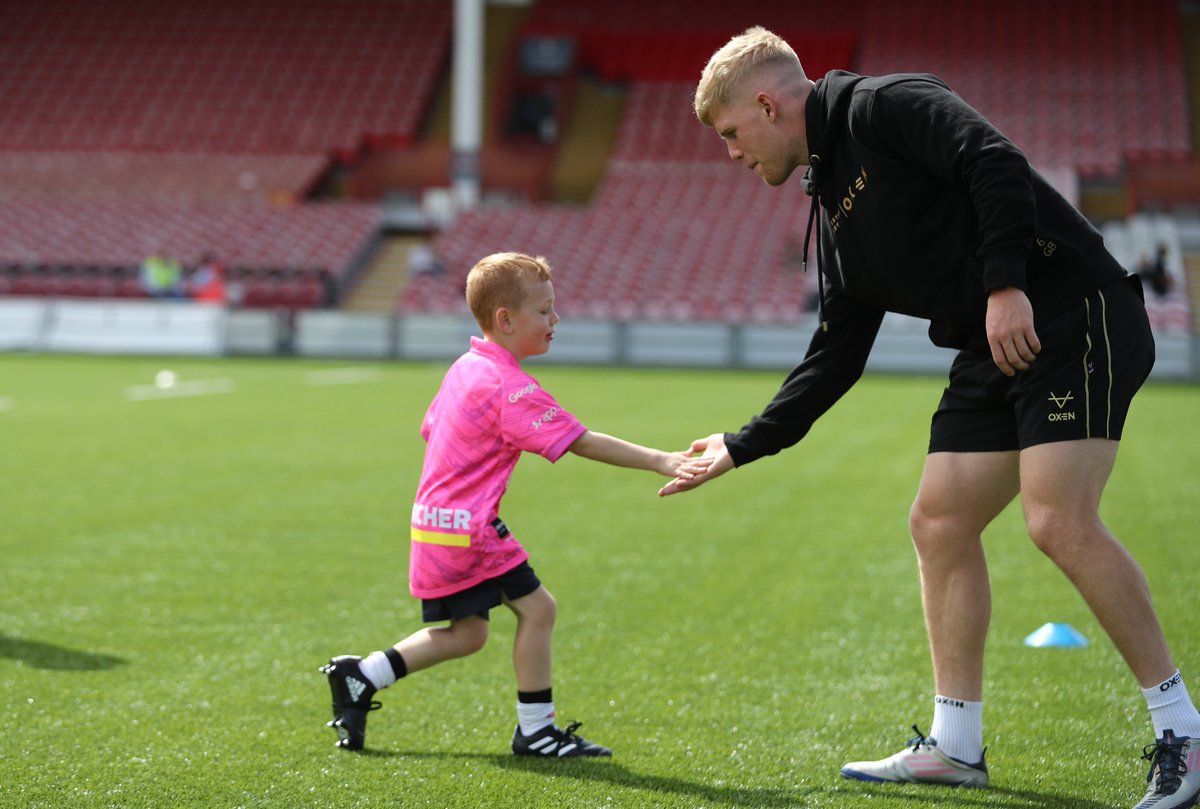 gloucesterrugby's tweet photo. We had over 5️⃣0️⃣ children joining our players and the @GR_CommunityDpt for a workshop on the Kingsholm pitch.

🧵👇 https://t.co/2SJa7TmwXL