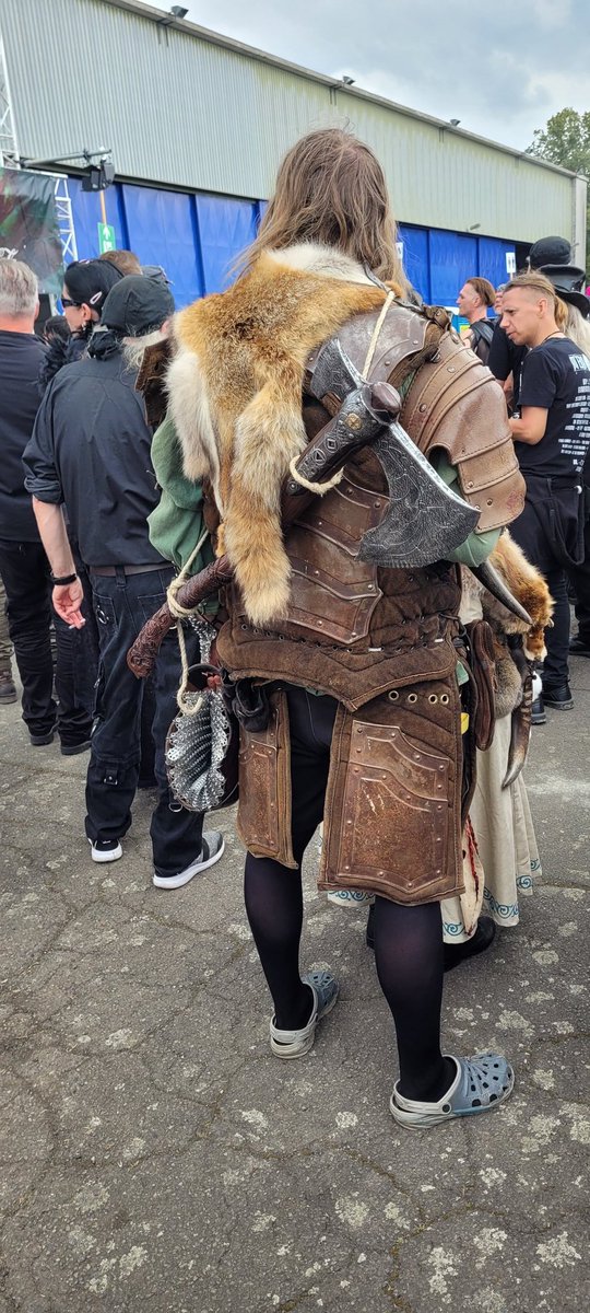 Siehst du, #Wacken, so wird das gemacht... Der harte Wikinger hat das passende Schuhwerk dabei... 😉 #meralunafestival