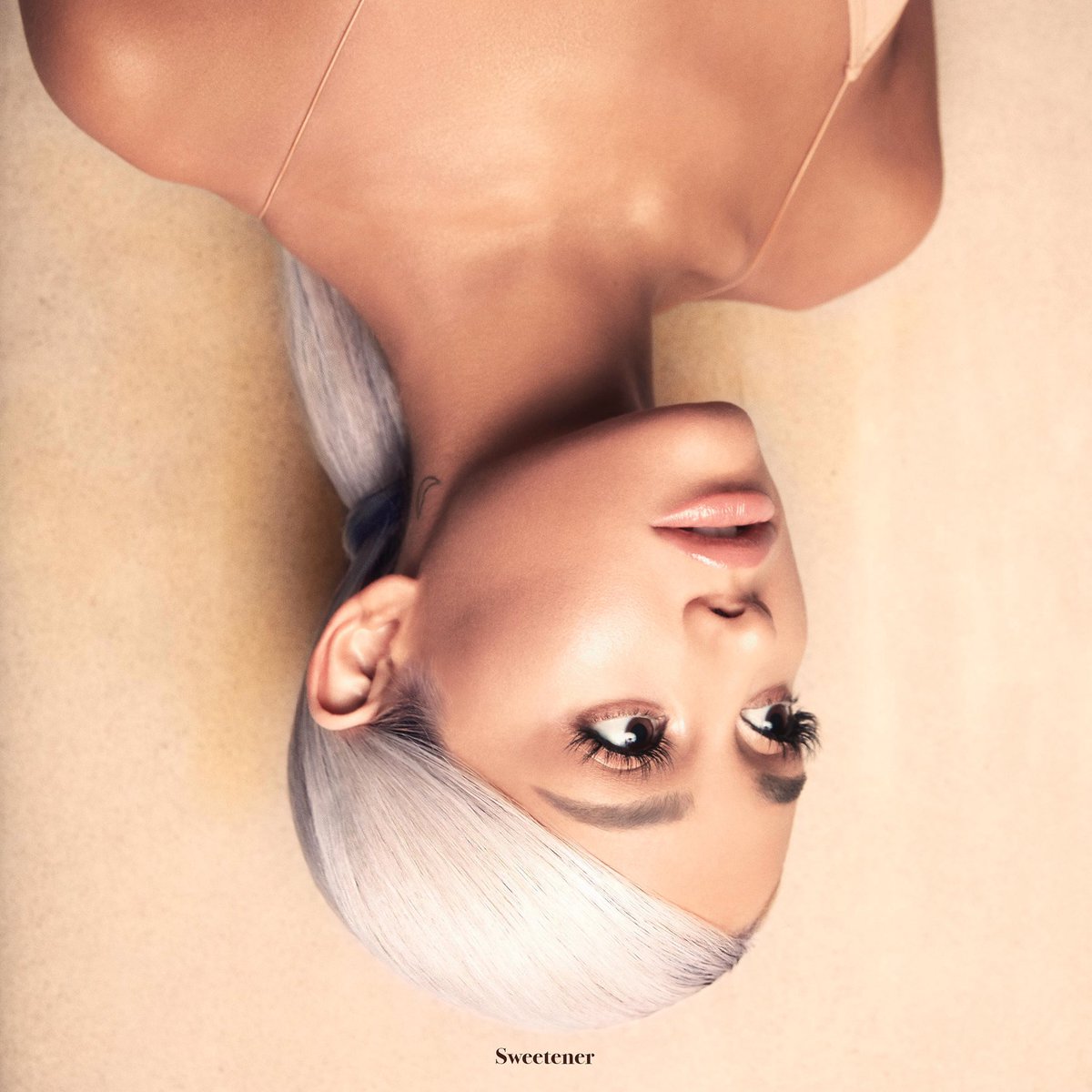 Billboard umieścił album “Sweetener” Ariany Grande na liście 100 najlepszych okładek wszech czasów:

“Nie byłoby dużą przesadą stwierdzić, że cały świat Ariany Grande został wywrócony do góry nogami w okresie dwóch lat między albumem “DW” a jego kontynuacją z 2018 roku”.