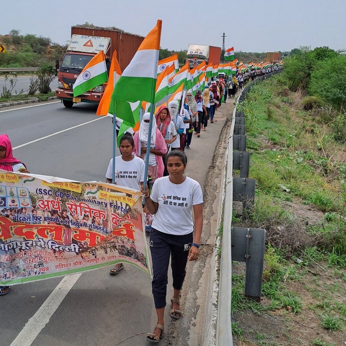 AjayBha53966534's tweet photo. तिरंगा तो हर दिल में है, घर घर तो रोज़गार चाहिए । Justice for SSC GD 2018!! Candidates waiting for joining @ajitanjum @journo_jitendra @Ranbir_Crpf @HansrajMeena @BhimArmyChief @RahulGandhi @priyankagandhi @AmitShah @narendramodi @ArvindKejriwal https://t.co/rGZNcqKGDD