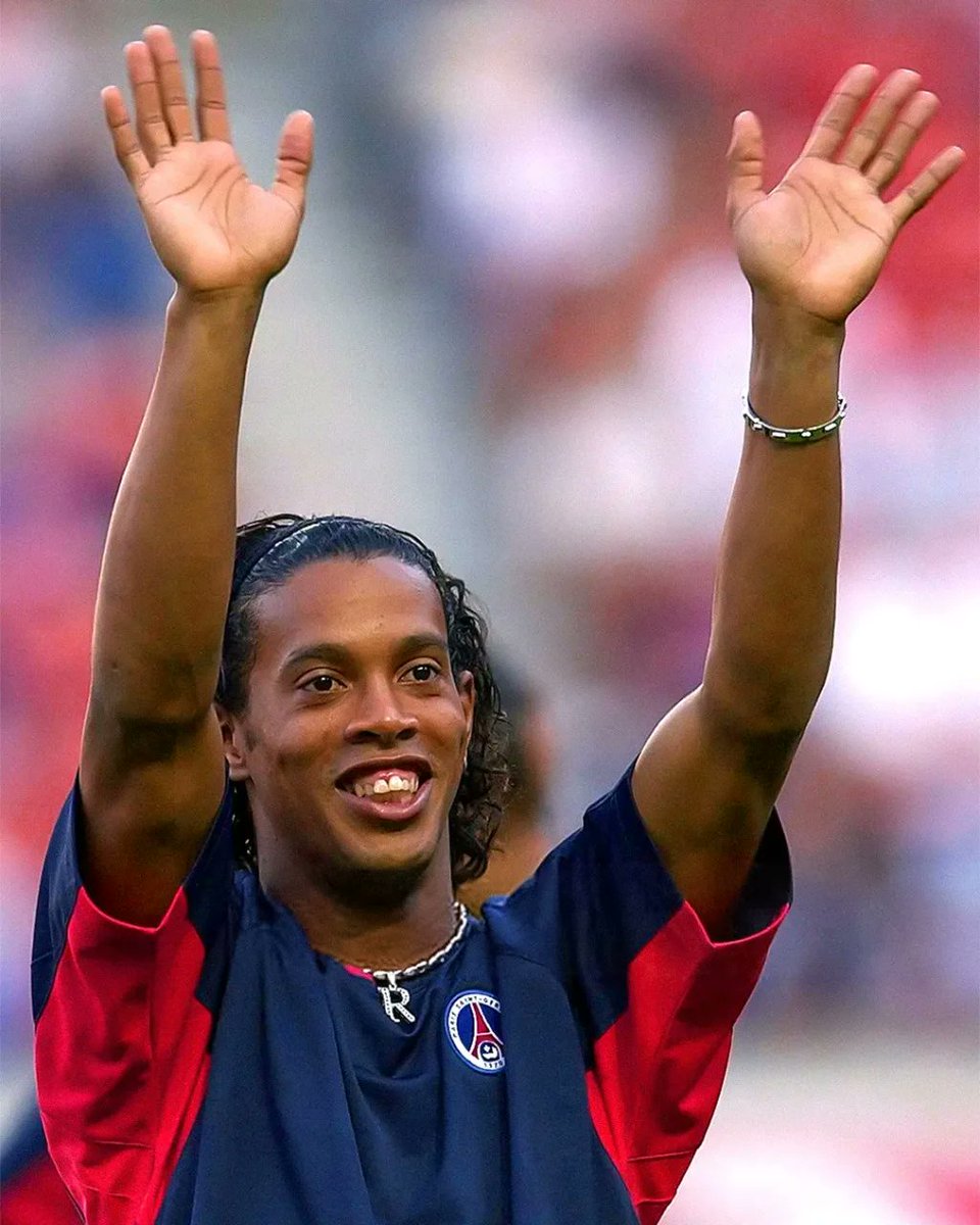 10Ronaldinho's tweet photo. Quanto carinho, respeito e admiração tenho por este clube!!! Parabéns por seus 53 anos PSG! 🤙🏾
#AllezParis 🔴🔵 https://t.co/VyvjOE0lBc