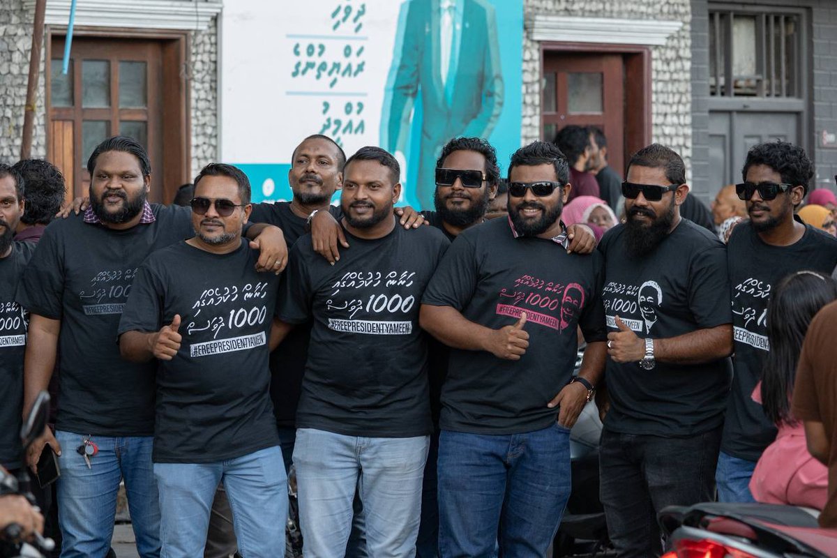 DhiyaresNews's tweet photo. ފޮޓޯ ގެލަރީ: 
ރައީސް ޔާމީނު ޖަލުގައި 1000 ދުވަސް، އެމަނިކުފާނު މިނިވަންކުރަން ގޮވައިލާ ބޭއްވި ސައިކަލު ބުރު 
 https://t.co/vfMnklNZuL https://t.co/Fozt0Jvhpv