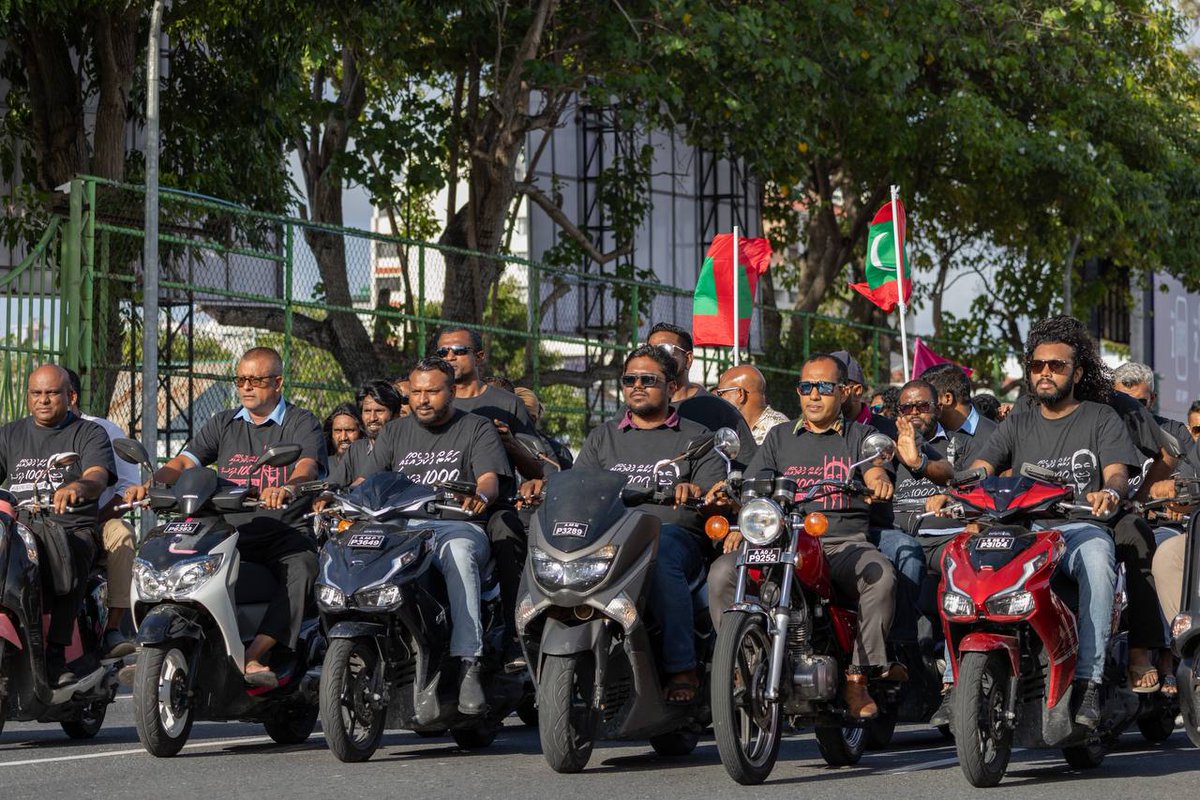 DhiyaresNews's tweet photo. ފޮޓޯ ގެލަރީ: 
ރައީސް ޔާމީނު ޖަލުގައި 1000 ދުވަސް، އެމަނިކުފާނު މިނިވަންކުރަން ގޮވައިލާ ބޭއްވި ސައިކަލު ބުރު 
 https://t.co/vfMnklNZuL https://t.co/Fozt0Jvhpv