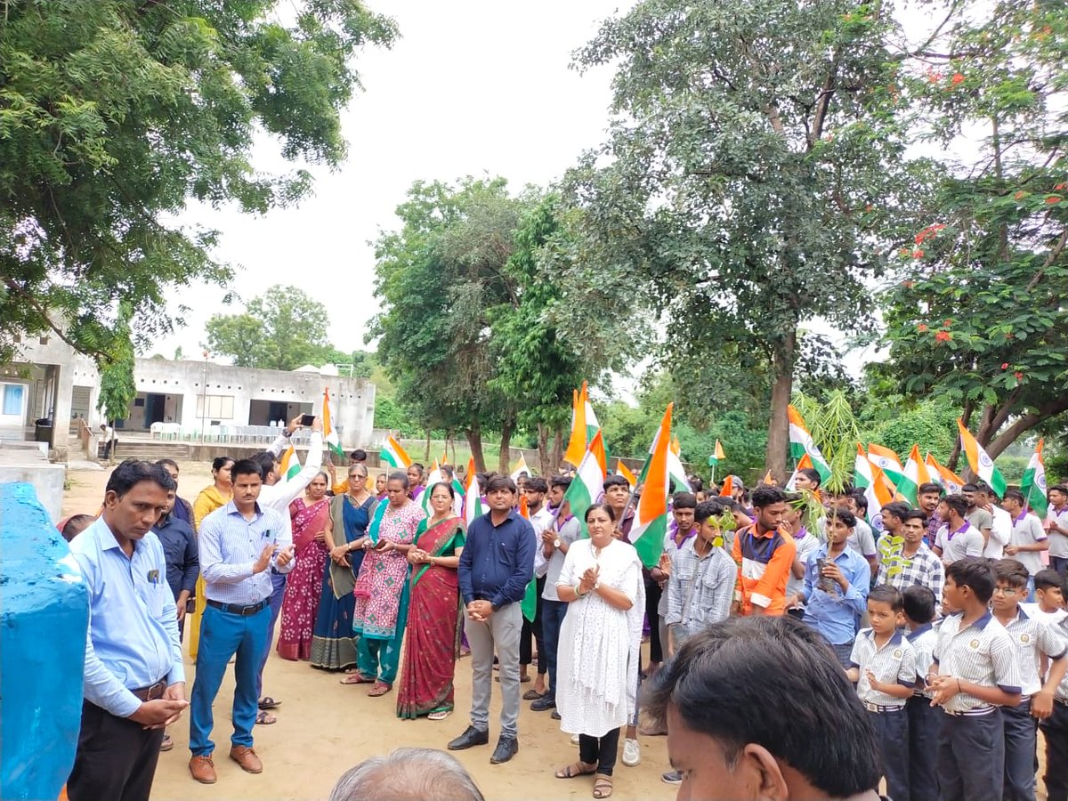 RathodDevim's tweet photo. હેલ્થ એન્ડ વેલનેસ સેન્ટર #દરામલી અને તે હેઠળ આવેલ તમામ ગામમાં "મેરી માટી મેરા દેશ" અંતર્ગત વૃક્ષારોપણ તથા ગ્રામસભા યોજવામાં આવી તેમા #PMJAY #PMMVY #NVBDCP તથા ટી.બી મુક્ત પંચાયત વિષય પર વિસ્તૃત ચર્ચા કરવામાં આવી @CdhoSabarkantha @THOIDAR @Sbccsk @IdarSbcc https://t.co/ZiyZtgWtJQ