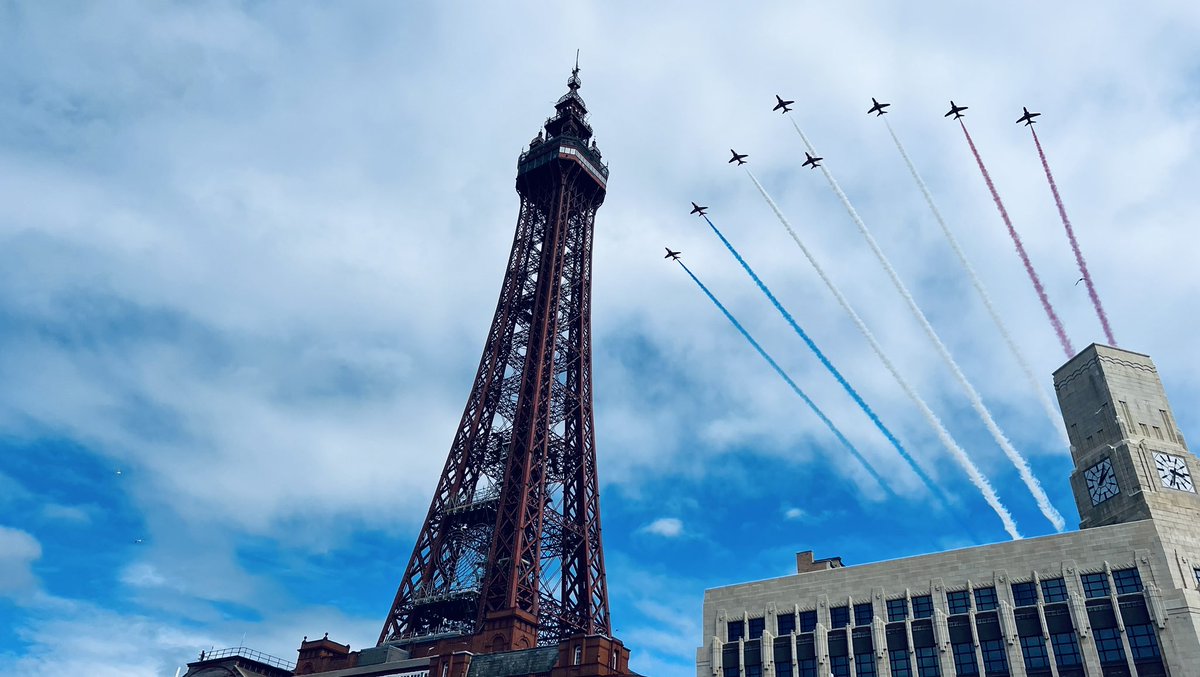 sdonne23's tweet photo. #redarrows but guess where they were 🤣 https://t.co/auMwl1EhQA