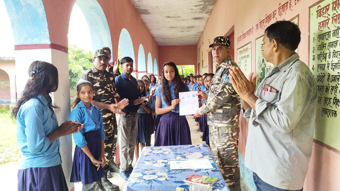 52bnssb's tweet photo. 52वीं वाहिनी सशस्त्र सीमा बल अररिया द्वारा स्वतंत्रता दिवस के उपलक्ष्य में मध्य विद्यालय पोखरा आमगाछी में स्कूलीय छात्र/छात्राओं के बीच देशभक्ति गीत गायन प्रतियोगिता का आयोजन कर प्रशस्तिपत्र दिया गया | #HMOIndia #PMOIndia #ssbfhq #ssbpatna https://t.co/6XbHdcFSMM
