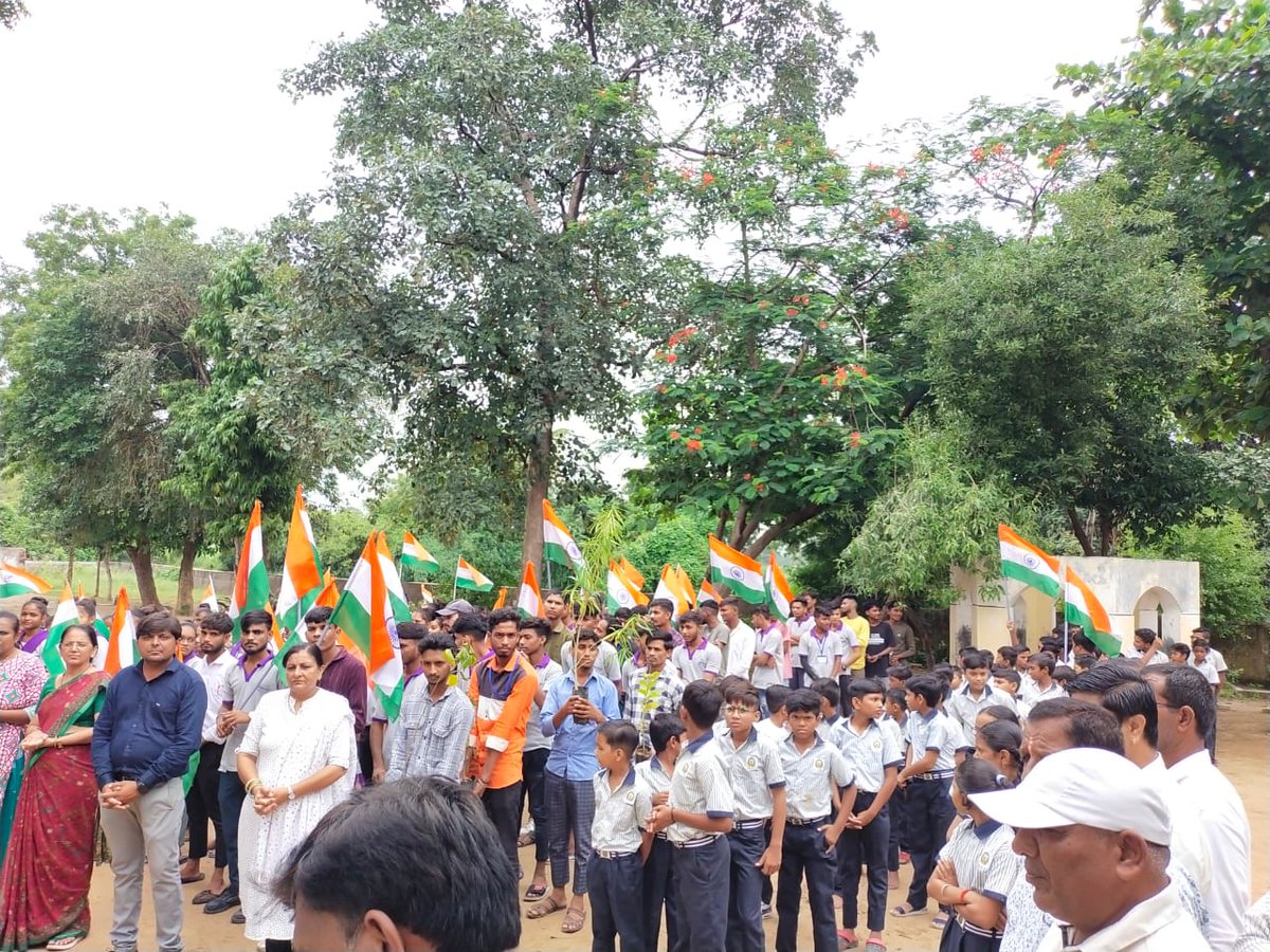RathodDevim's tweet photo. હેલ્થ એન્ડ વેલનેસ સેન્ટર #દરામલી અને તે હેઠળ આવેલ તમામ ગામમાં "મેરી માટી મેરા દેશ" અંતર્ગત વૃક્ષારોપણ તથા ગ્રામસભા યોજવામાં આવી તેમા #PMJAY #PMMVY #NVBDCP તથા ટી.બી મુક્ત પંચાયત વિષય પર વિસ્તૃત ચર્ચા કરવામાં આવી @CdhoSabarkantha @THOIDAR @Sbccsk @IdarSbcc https://t.co/ZiyZtgWtJQ