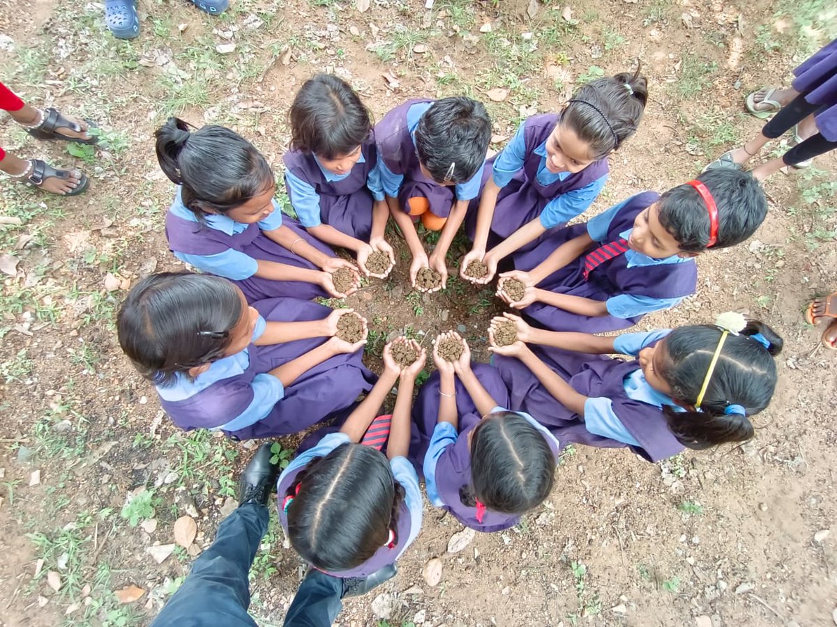 NashineRatna's tweet photo. 'मेरी माटी मेरा देश' के अंतर्गत कृषि महाविद्यालय एवं अनुसन्धान केन्द्र, नारायणपुर के द्वारा  बिंजलि ग्राम में देश की पवित्र मिट्टी को हाथों बच्चों के साथ प्रण दिलाई #MeriMaatiMeraDesh @_NSSIndia @ashokshrotinss @BhartiyaConnect @ianuragthakur @Nyksindia @narendramodi @PMOIndia https://t.co/DUwwJVfD1c