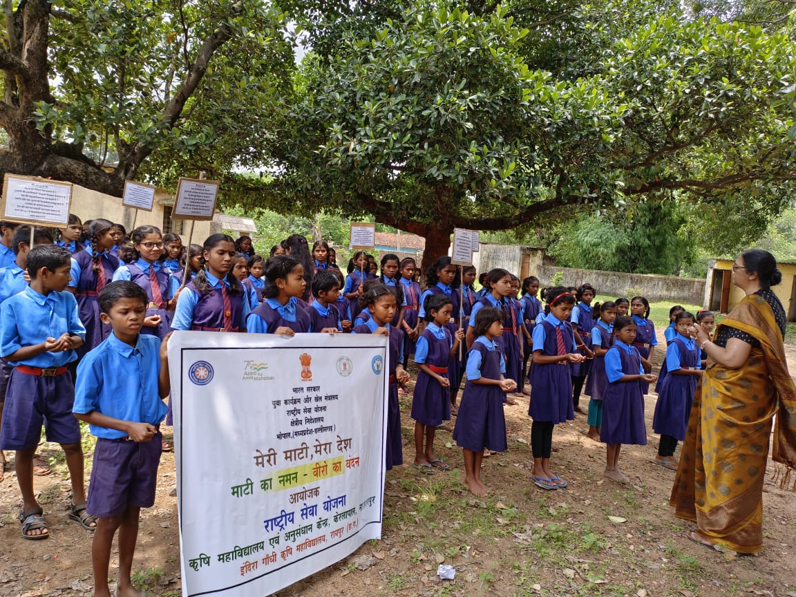 'मेरी माटी मेरा देश' के अंतर्गत कृषि महाविद्यालय एवं अनुसन्धान केन्द्र, नारायणपुर के द्वारा  बिंजलि ग्राम में देश की पवित्र मिट्टी को हाथों बच्चों के साथ प्रण दिलाई #MeriMaatiMeraDesh <a href="/_NSSIndia/">NSS India</a> <a href="/ashokshrotinss/">Dr Ashok Shroti</a> <a href="/BhartiyaConnect/">Bhartiya Social Connect</a> <a href="/ianuragthakur/">Anurag Thakur</a> <a href="/Nyksindia/">NYKS India</a> <a href="/narendramodi/">Narendra Modi</a> <a href="/PMOIndia/">PMO India</a>