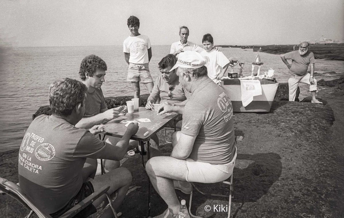 𝐌𝐞𝐦𝐨𝐫𝐢𝐚 𝐝𝐞 𝐮𝐧 𝐟𝐨𝐭𝐨́𝐠𝐫𝐚𝐟𝐨. Los caleteros de antes aprovechaban la marea vacía para pescar, mariscar y organizar eventos como el trofeo de mus de la piedra cuadrá. La foto es de agosto de 1988. @club_lacaleta #Cadiz