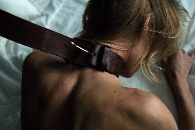sub_trackedmind's tweet photo. Belts are both a collar and a leash 
🔸Erotic Fantasies🔸 https://t.co/aQheA3qT6Z