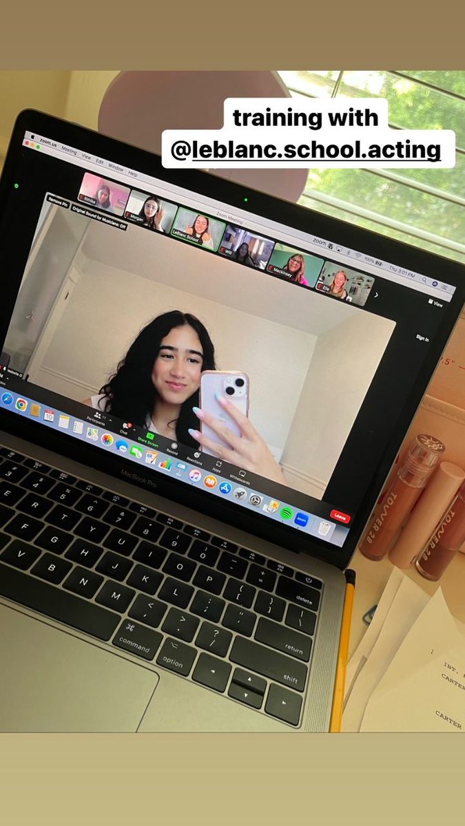 📸 Registros de Anneliese Judge, ontem (11),  durante a sua aula para a LeBlanc School of Acting.