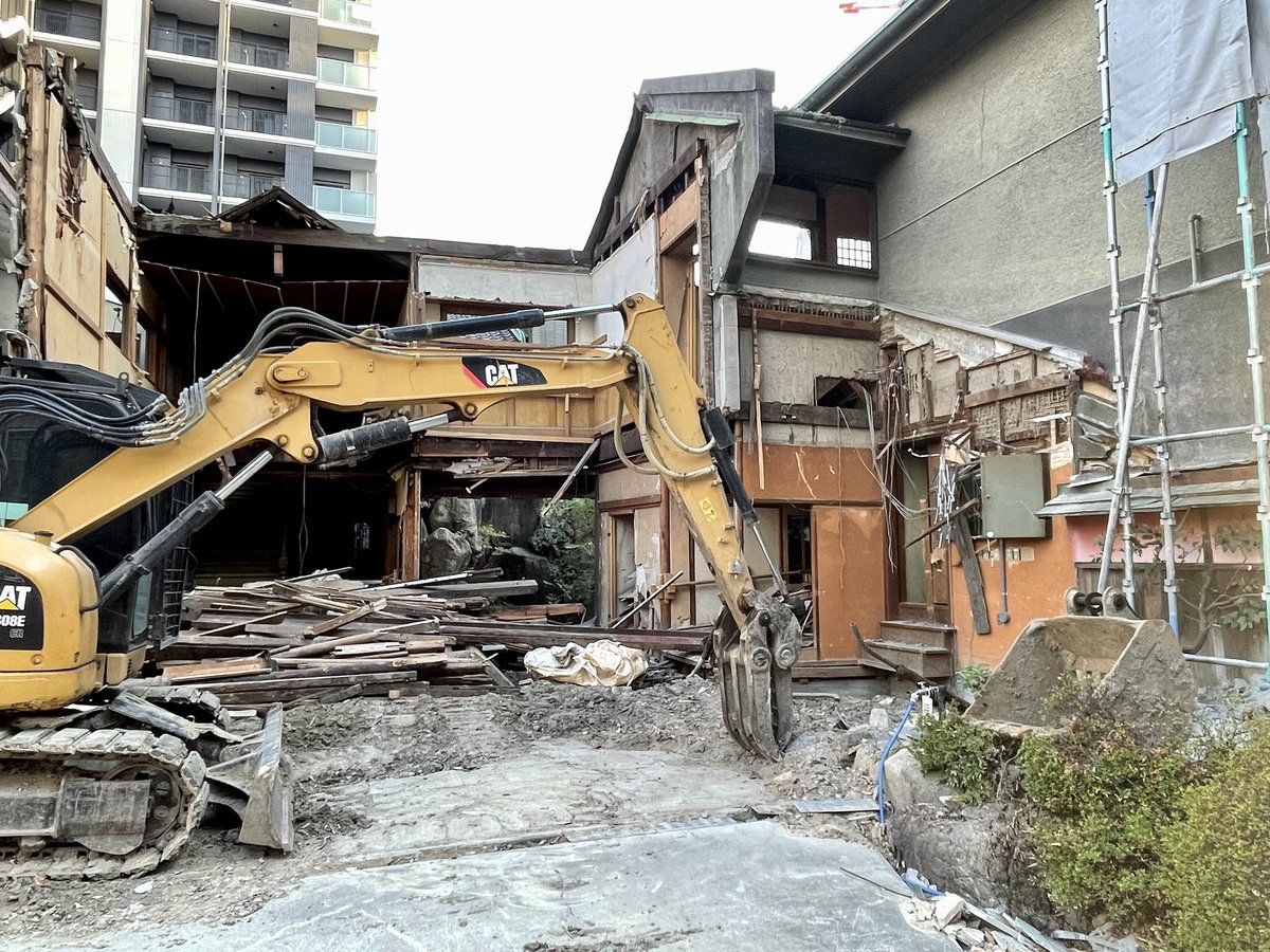 yama_ki_'s tweet photo. 大正時代の遊郭建築である大門の旧松岡旅館ついに解体開始。
マンション建設ラッシュの波に飲まれてしまいました。
1枚目は昨年の冬に撮った解体前の写真。
解体が進んだことで特徴的な中庭が覗け、巨石が並んでいて豪華絢爛なつくりだったことが想像できます。 https://t.co/EkLAStkQHR
