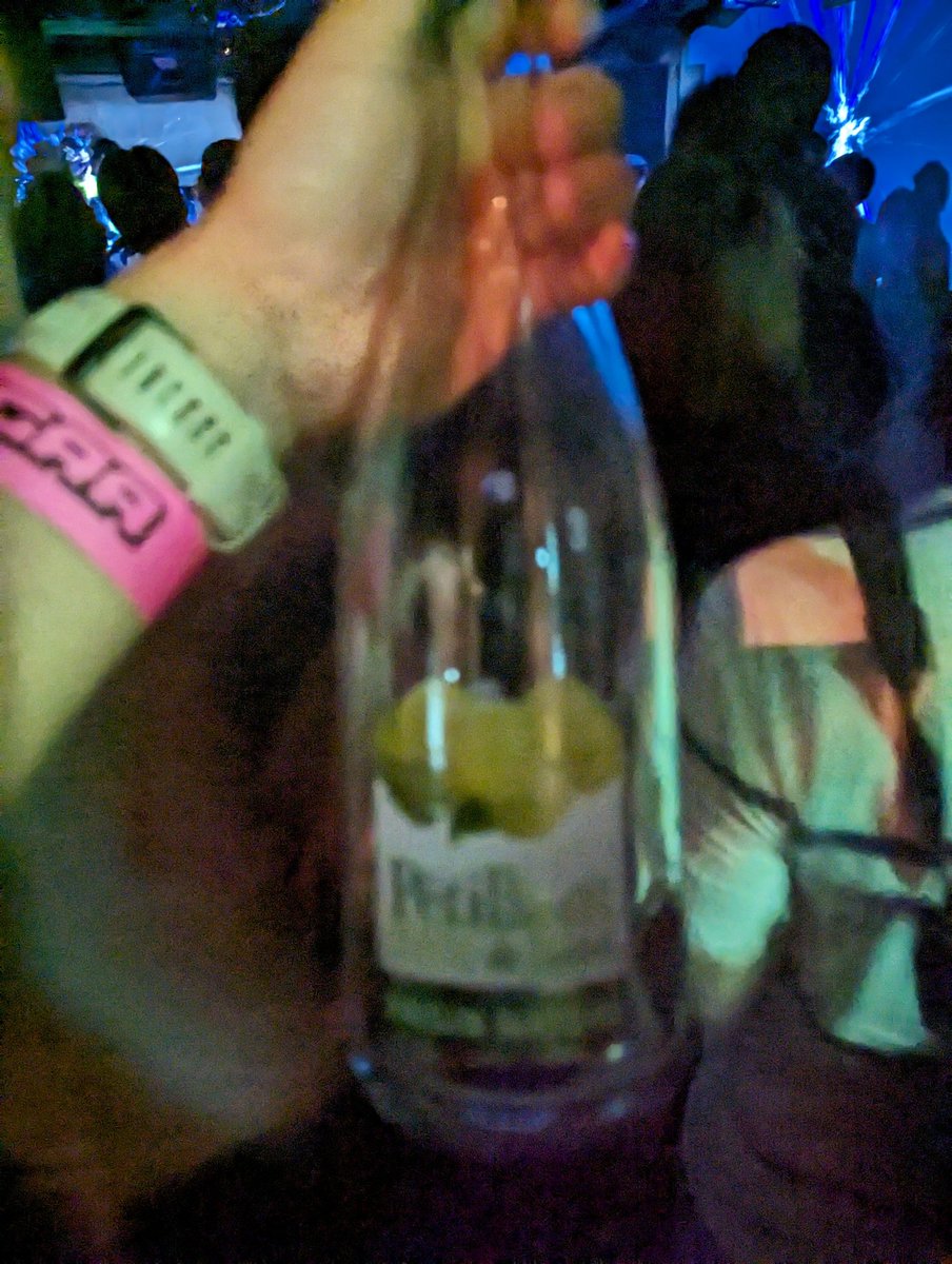 gnutokai's tweet photo. 写真撮るの忘れて一本まるまる渡されて飲み干したシャンパンの写真しかない
色んな方に褒めていただいて本当に感謝！！！！！！多分今日死んでも満足できる！！！！
後でMOGRAのアーカイブを確認して一人反省会をします #GCWMH https://t.co/m0su3AZgyV