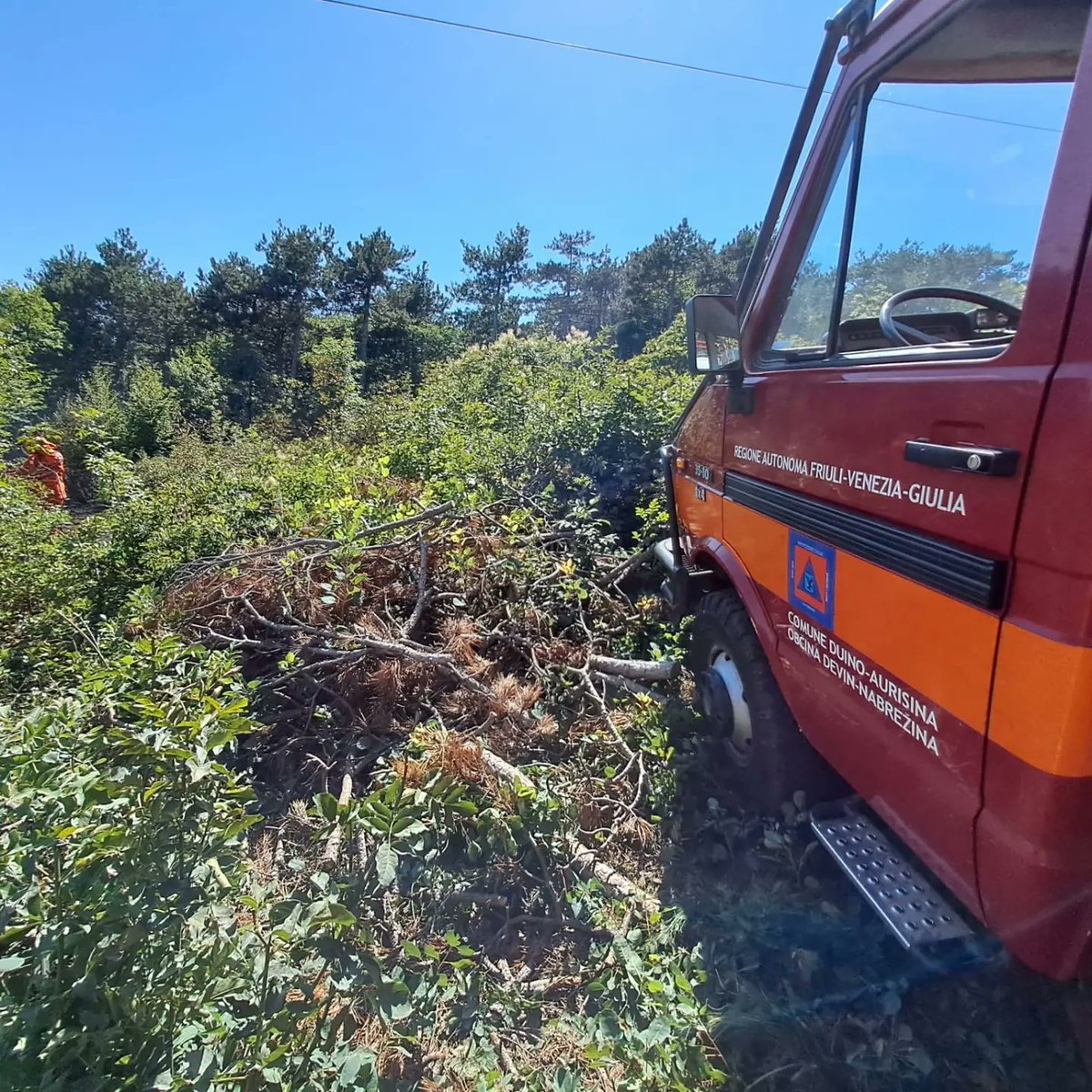 Riccardi_FVG's tweet photo. #Grazie ai volontari di Protezione civile #antincendio boschivo della squadra comunale di #DuinoAurisina che stanno intervenendo a supporto, su richiesta dei Vvf, per lo spegnimento di un incendio boschivo con Cfr #DuinoAurisina
@regioneFVGit
@DPCgov @ProtCivReg_FVG https://t.co/byQQqoj3kR