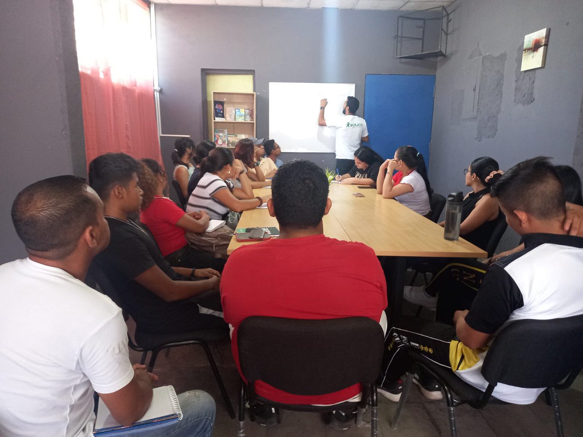 EducoSV's tweet photo. Hoy, en conmemoración de esta fecha especial, reafirmamos nuestro compromiso de seguir sumando iniciativas que escuchen y valoren sus perspectivas. ¡Sigamos construyendo juntos un futuro donde cada voz cuente! 💪🗣️ #DíaInternacionalDeLaJuventud #AgentesDeCambios https://t.co/t8CCX7XroZ