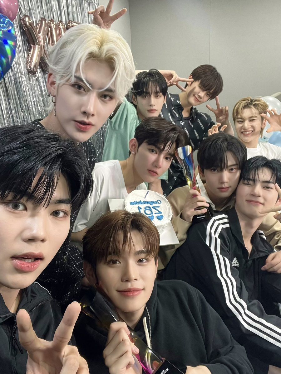 ZEROSE! We won the award 𝗭𝗘𝗥𝗢 𝗕𝗔𝗦𝗘 𝗢𝗡𝗘. You know anything is possible because of ZEROSE? Please keep sharing our dazzling moments with us! I love you, ZEROSE.