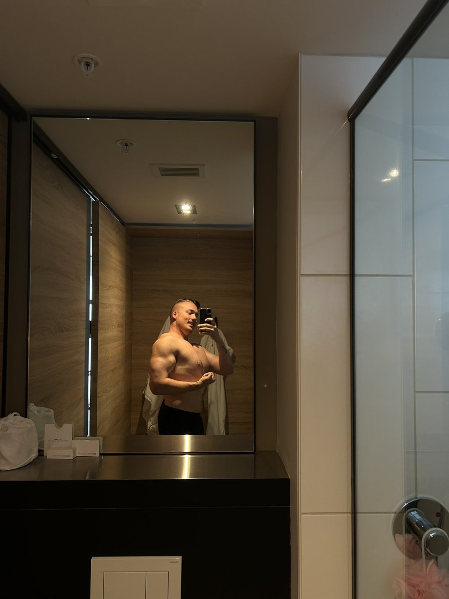 stovederen's tweet photo. Whoever installed the lighting in this hotel is obviously a gym bro cause what the fuck https://t.co/tupDY43pem