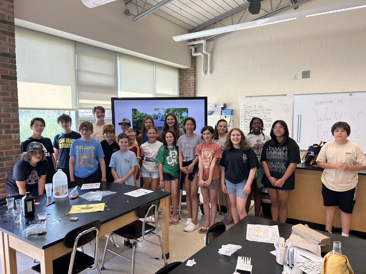 TursiCristie's tweet photo. Exploring the World of Enzymes w LBMS scientists and their families! 🧬🔬🧫🧪 #PartnersProgram #Grateful @lbeachms1 @LBSchoolsNY @jengallagherlb @Jostroff2 @DNALC https://t.co/J3ny7DkSRC