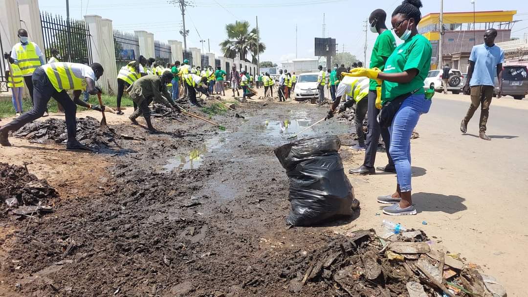 AyuelDavid's tweet photo. I joined a group of young people today in a cleaning exercise to commemorate the international youth day under the theme ;Green Skills for Youth, Towards a Sustainable World. #SSYOC #SabaJedid #ShababNotForSale #SSOT https://t.co/pV3T3q6yKF