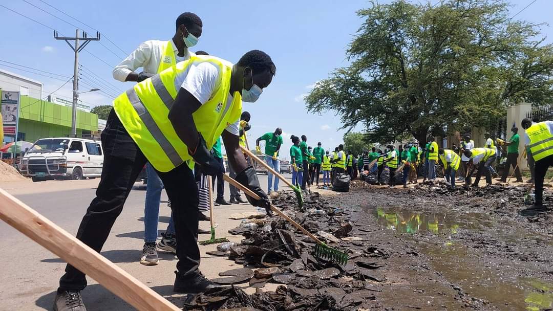 AyuelDavid's tweet photo. I joined a group of young people today in a cleaning exercise to commemorate the international youth day under the theme ;Green Skills for Youth, Towards a Sustainable World. #SSYOC #SabaJedid #ShababNotForSale #SSOT https://t.co/pV3T3q6yKF