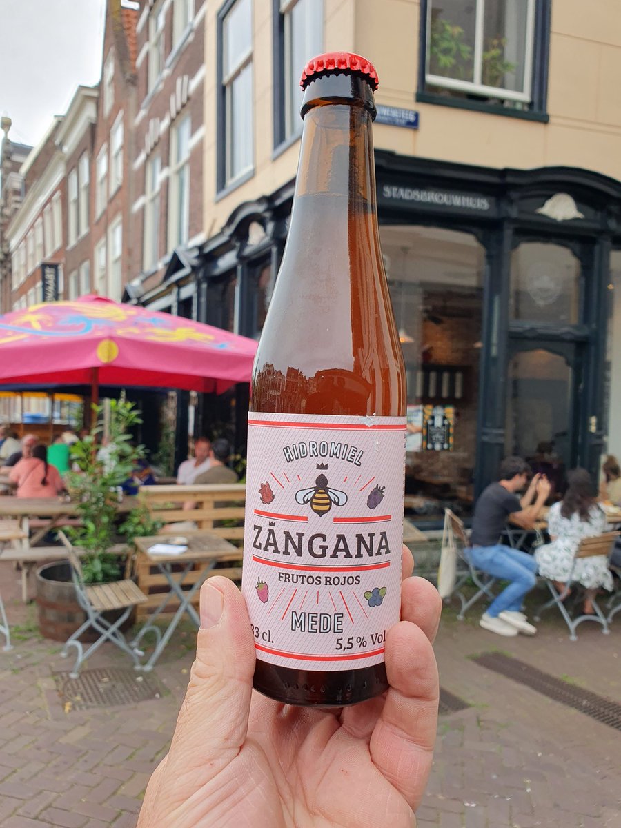 Espaba2's tweet photo. De mede van Zángana uit Spanje welke we importeren nu ook in Leiden. Proost!
#mede #zangana #espaba #leiden #randstad #mead #hidromel #horeca #honing #honingwijn #bubbels #wijnimport #drankimport #medemetbubbels https://t.co/mT5pdxe9ce