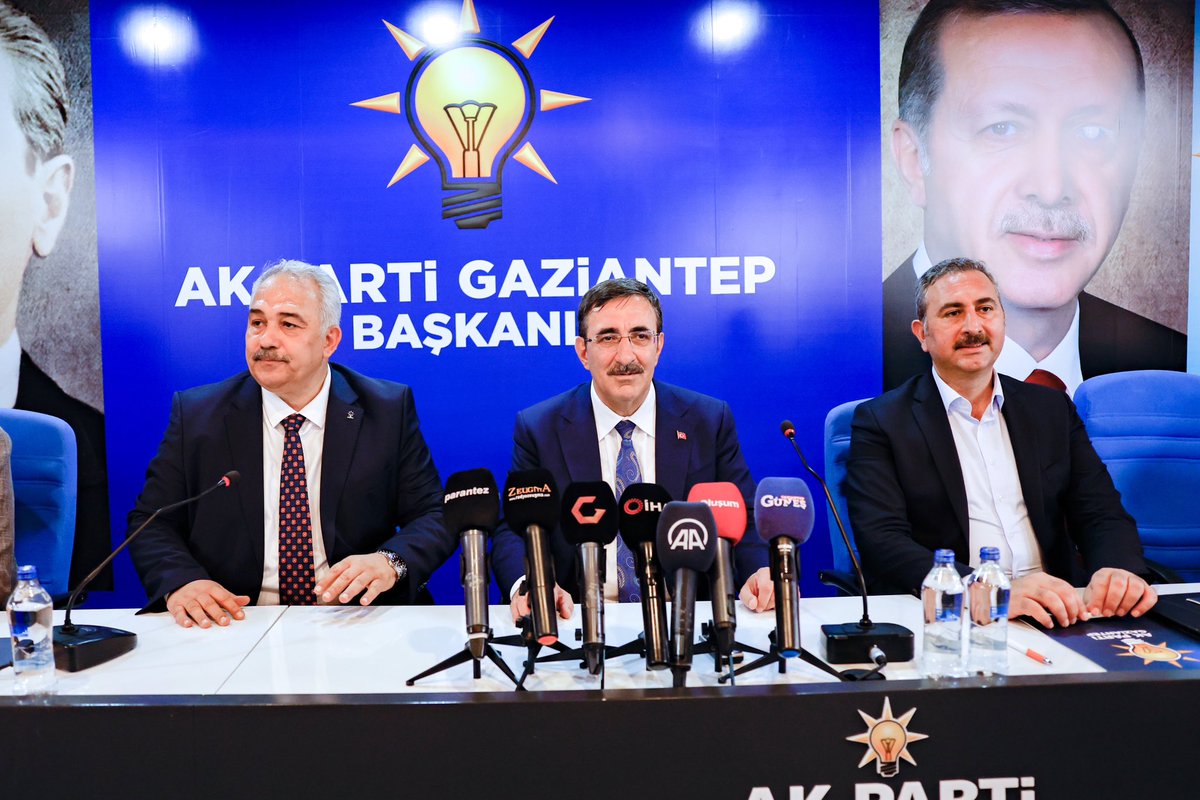 Abdlkadirs27's tweet photo. Yönetim kurulu üyelerimiz, 
Bölge başkanlarımız,
Gençlik Kollarımız, 
Kadın kollarımız,
Meclis Üyelerimiz,
Cumhurbaşkanı Yardımcımız Sn. Cevdet YILMAZ ile beraber AK Parti Gaziantep İl Başkanlığımızı ziyaret ettik.
@_cevdetyilmaz 

#Gaziantep 
@abdulhamitgul 
@EyupOzkececi
@deryabakbak27 
@BBozgeyik_27 
@mesutbozatli 
@irfancelikaslan 
@muratcetin27
@FatmaSahin 
@mtahmazoglu 
@Ylmazkran17 
@ToremisogluAli 
@AKPartiG_Antep 
@PartiSahinbey 
@AkSahinbey_27 
@Akgencsahinbey