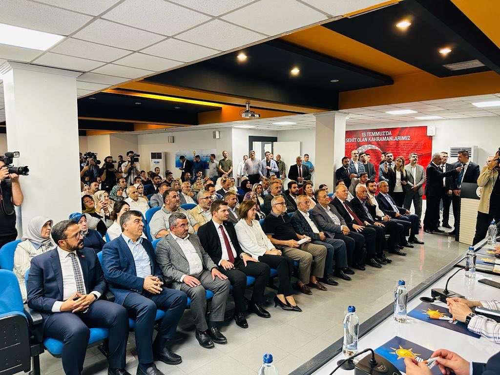 Abdlkadirs27's tweet photo. Yönetim kurulu üyelerimiz, 
Bölge başkanlarımız,
Gençlik Kollarımız, 
Kadın kollarımız,
Meclis Üyelerimiz,
Cumhurbaşkanı Yardımcımız Sn. Cevdet YILMAZ ile beraber AK Parti Gaziantep İl Başkanlığımızı ziyaret ettik.
@_cevdetyilmaz 

#Gaziantep 
@abdulhamitgul 
@EyupOzkececi
@deryabakbak27 
@BBozgeyik_27 
@mesutbozatli 
@irfancelikaslan 
@muratcetin27
@FatmaSahin 
@mtahmazoglu 
@Ylmazkran17 
@ToremisogluAli 
@AKPartiG_Antep 
@PartiSahinbey 
@AkSahinbey_27 
@Akgencsahinbey