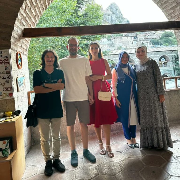 Dün akşam <a href="/VeraSanat/">Vera Kültür Sanat</a> Merkezinde kıymetli dostum Şair Kaan Eminoğlu ile "Türk Edebiyatı Tartışmalarında Şairin Yeri" üzerine söyleştik. Bugüne kadar yaptığım en uzun söyleşi oldu. Sorularıma uzun ve soru işareti bırakmadan verdiği cevaplarla güzel bir hatıra daha ekledik haneye...