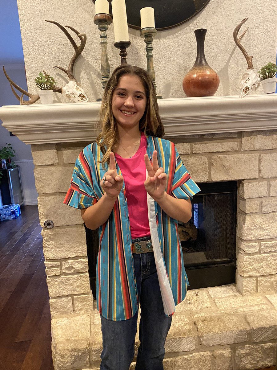 JustfromSutton's tweet photo. First day of school. Can’t believe I have a senior and sophomore. 😭 https://t.co/N5gOKkZPqF