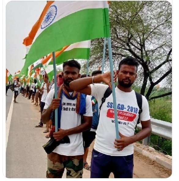 KHEMSIN60226595's tweet photo. तिरंगा तो इनके दिल मे बसा है और कसम खाई है कि इस तिरंगे का सम्मान मरते दम तक करेंगे
हम मरेंगे और जीयेगे इस तिरंगे के साथ 
अब घर घर तिरंगा नही मोदी जी 
अब इन SSCGD2018 के आल परीक्षाऐ पास अभ्यार्थियो को ज्वाइनिंग चाहिए 
सेना मे हजारों-हजार पद रिक्त है 
जय हिंद 
जय जवान जय किसान https://t.co/RtfqufbakT