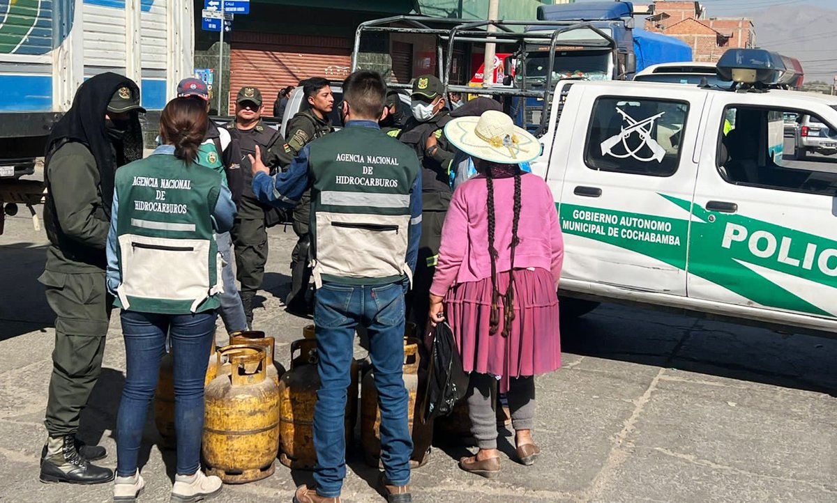 Opinion_Bolivia's tweet photo. El director ejecutivo de la Agencia Nacional de Hidrocarburos (ANH), Germán Jiménez, informó ayer que se decomisaron 200 garrafas de Gas Licuado de Petróleo (GLP) provenientes de 11 tiendas de abasto en Quillacollo, Cochabamba.
🌐 https://t.co/lugoU2kazH
📷 Cortesía https://t.co/jYKVDuNHYZ