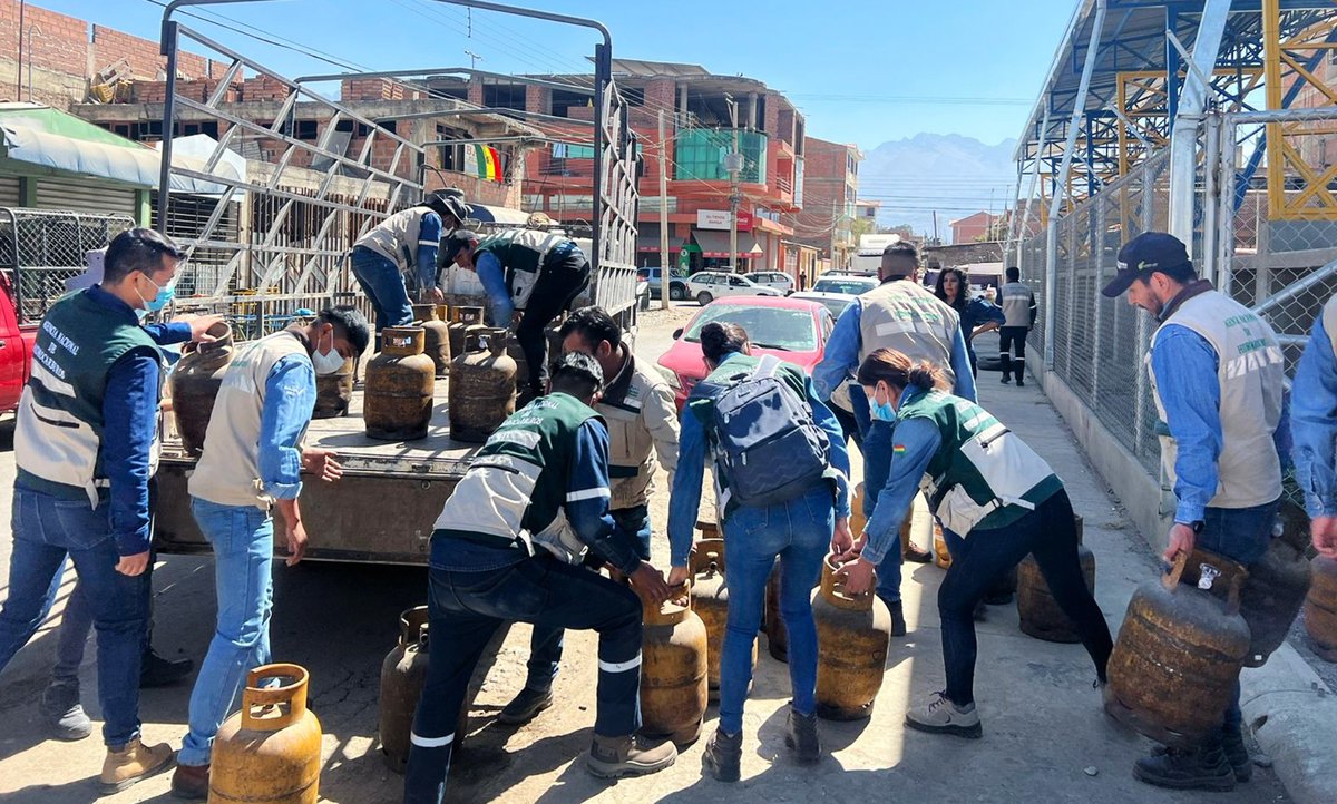 Opinion_Bolivia's tweet photo. El director ejecutivo de la Agencia Nacional de Hidrocarburos (ANH), Germán Jiménez, informó ayer que se decomisaron 200 garrafas de Gas Licuado de Petróleo (GLP) provenientes de 11 tiendas de abasto en Quillacollo, Cochabamba.
🌐 https://t.co/lugoU2kazH
📷 Cortesía https://t.co/jYKVDuNHYZ