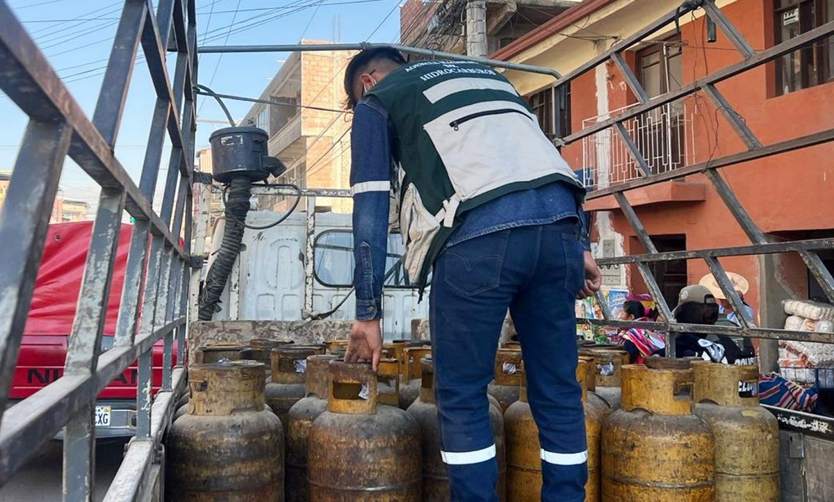 Opinion_Bolivia's tweet photo. El director ejecutivo de la Agencia Nacional de Hidrocarburos (ANH), Germán Jiménez, informó ayer que se decomisaron 200 garrafas de Gas Licuado de Petróleo (GLP) provenientes de 11 tiendas de abasto en Quillacollo, Cochabamba.
🌐 https://t.co/lugoU2kazH
📷 Cortesía https://t.co/jYKVDuNHYZ