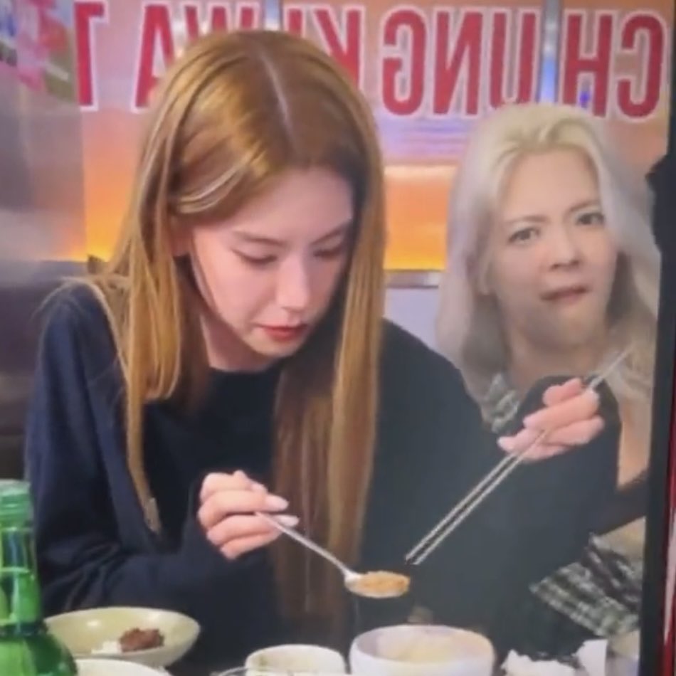 웃겨서 정신 나갈거같애ㅠㅠㅜㅠ 취해서 냉면 한가닥한가닥 소중히 먹는 예지랑 옆에서 표정 개웃긴 최리아..