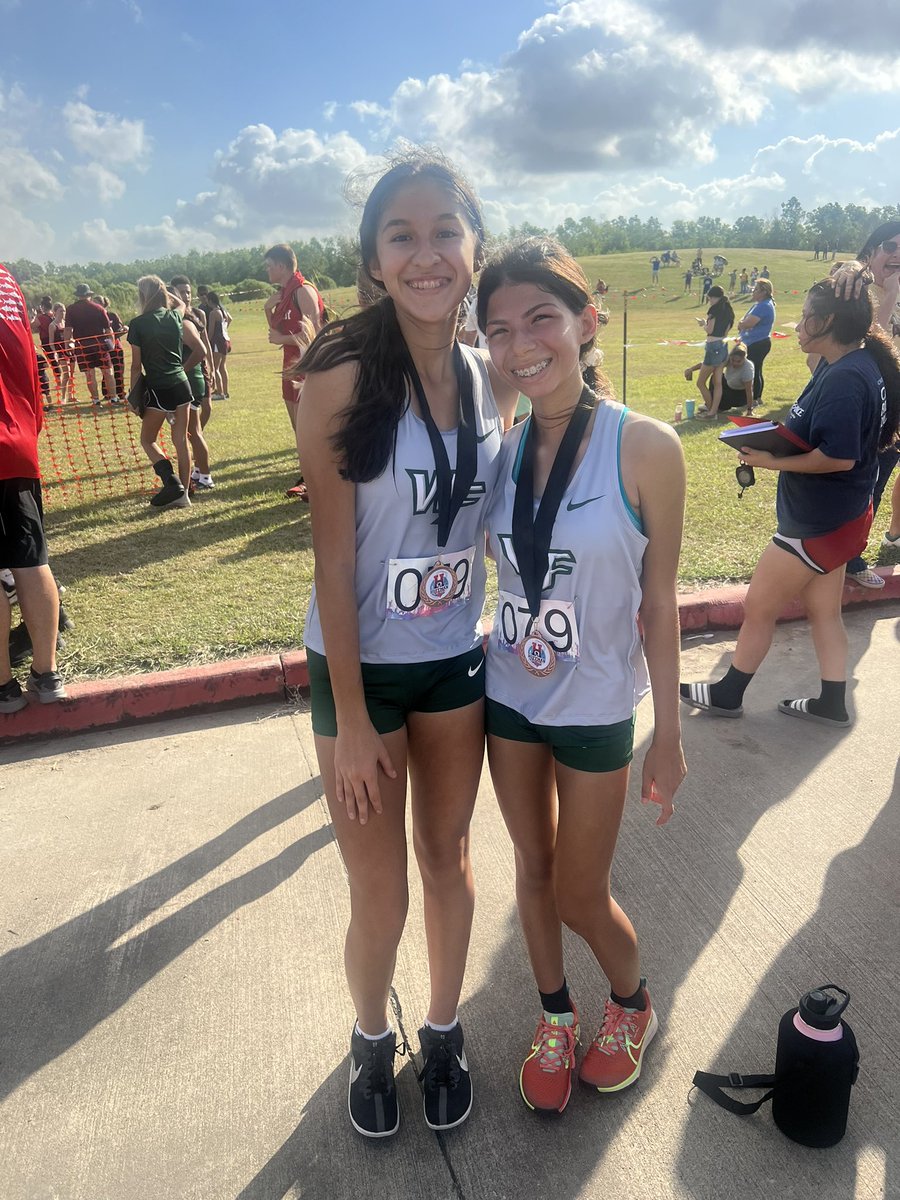 RunWFHS's tweet image. Congratulations to our boys &amp;amp; girls cross country teams on competing in the FIRST varsity XC meet in school history! Emma and Vivi also placed as a top-10 relay!! Amazing accomplishments by freshmen and sophomores! #RunGatorsRun #WINFROMWITHIN 🐊💚🐊🔥