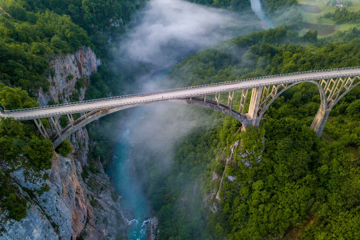 NIEUWS 🌍 We hebben 2 nieuwe vakantielanden bij #ACSI vanaf 2024. We hebben #Albanië al verklapt. Het tweede land is #Montenegro! Deze onontdekte parel in de Balkan is een walhalla voor natuur-, cultuur- en strandliefhebbers. Zou jij graag willen #kamperen in Montenegro?