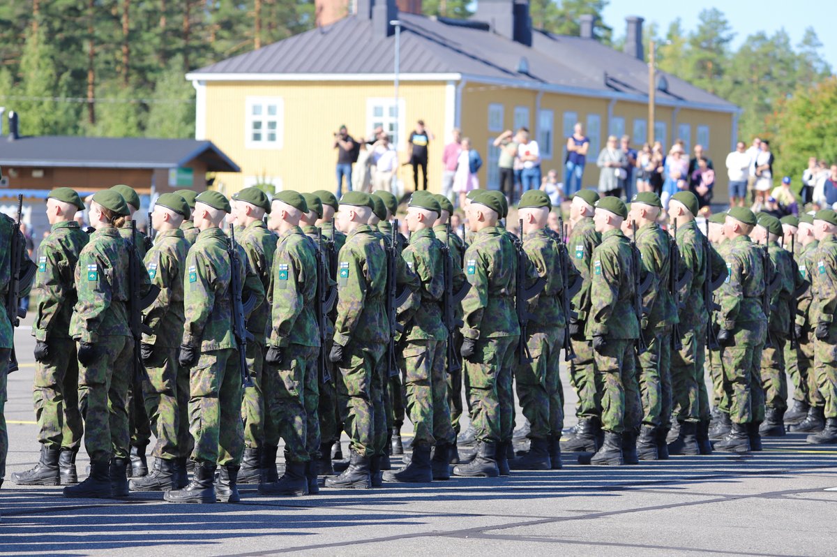 UtinJR's tweet photo. Utin jääkärirykmentin sotilasvala- ja vakuutustilaisuus järjestettiin tänään Utissa. Aurinkoinen juhlapäivä toi vieraaksemme runsaasti #Tukikomppania ja #Laskuvarjojääkärikomppania alokkaiden läheisiä.
#utjr #tukik #lsvjk #sotilasvala #alokkaastajääkäriksi #maavoimat https://t.co/Af7TsG5li8
