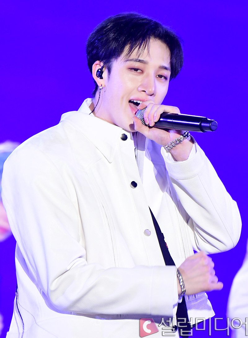 BangChanGlobal's tweet photo. 🌐 NAVER – Bang Chan from 2023 K Global Heart Awards [23.08.11] 🏆

“ Stray Kids' Bang Chan 'Raise your hands to say hello to Stay' ”

1. https://t.co/Z1XLNN01XU
2. https://t.co/gRQ5F05EzQ

🥳 3rd reaction
💫 Recommend

📍 Share with ht's:
#BangChan #방찬 #CB97 @Stray_Kids https://t.co/GYEmZCMCFt