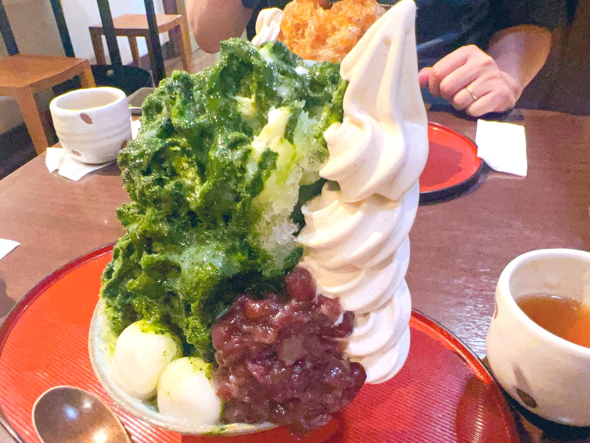 _pokosuke_'s tweet photo. 大阪(気温38度)→奈良(気温33度)→京都(気温37度)と移動してきたが・・・
暑過ぎたので「黒豆茶庵 北尾」に駆け込み、宇治抹茶かき氷食べてクールダウン🧊✨
抹茶が濃くて美味しいし黒豆ソフトクリームもすっごい美味しい💕

#旅行　#スイーツ　#京都　#錦市場
#かき氷 https://t.co/FIXrTdwyOs