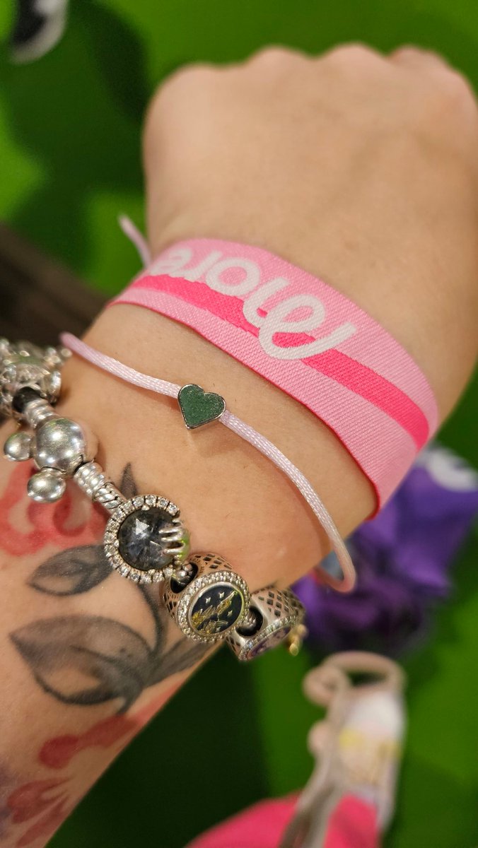 rannilein's tweet photo. Bei der Madlen gab's grad als kleine Überraschung Armbänder 🥰
#moredays https://t.co/pL9gOTFesJ