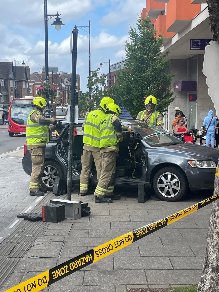 MPSClockhouse's tweet photo. London Fire Brigade were on Wallington High Street showing members of the community a demonstration of how to safely evacuate a vehicle after an RTC. Officers worked closely with @MPSCarshalton @MPSWallingtnSth and @LFBSutton. @MPSSutton https://t.co/WjcAQnYHIU