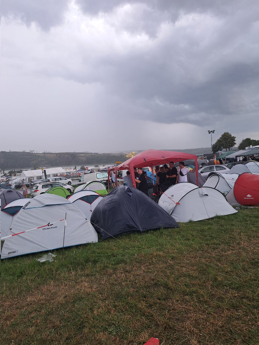 DerFr3chdachs's tweet photo. Day 4. Festival is canceled for a view hours. Everyone needs to stay in their cars 😳 https://t.co/EYYsLGDilj