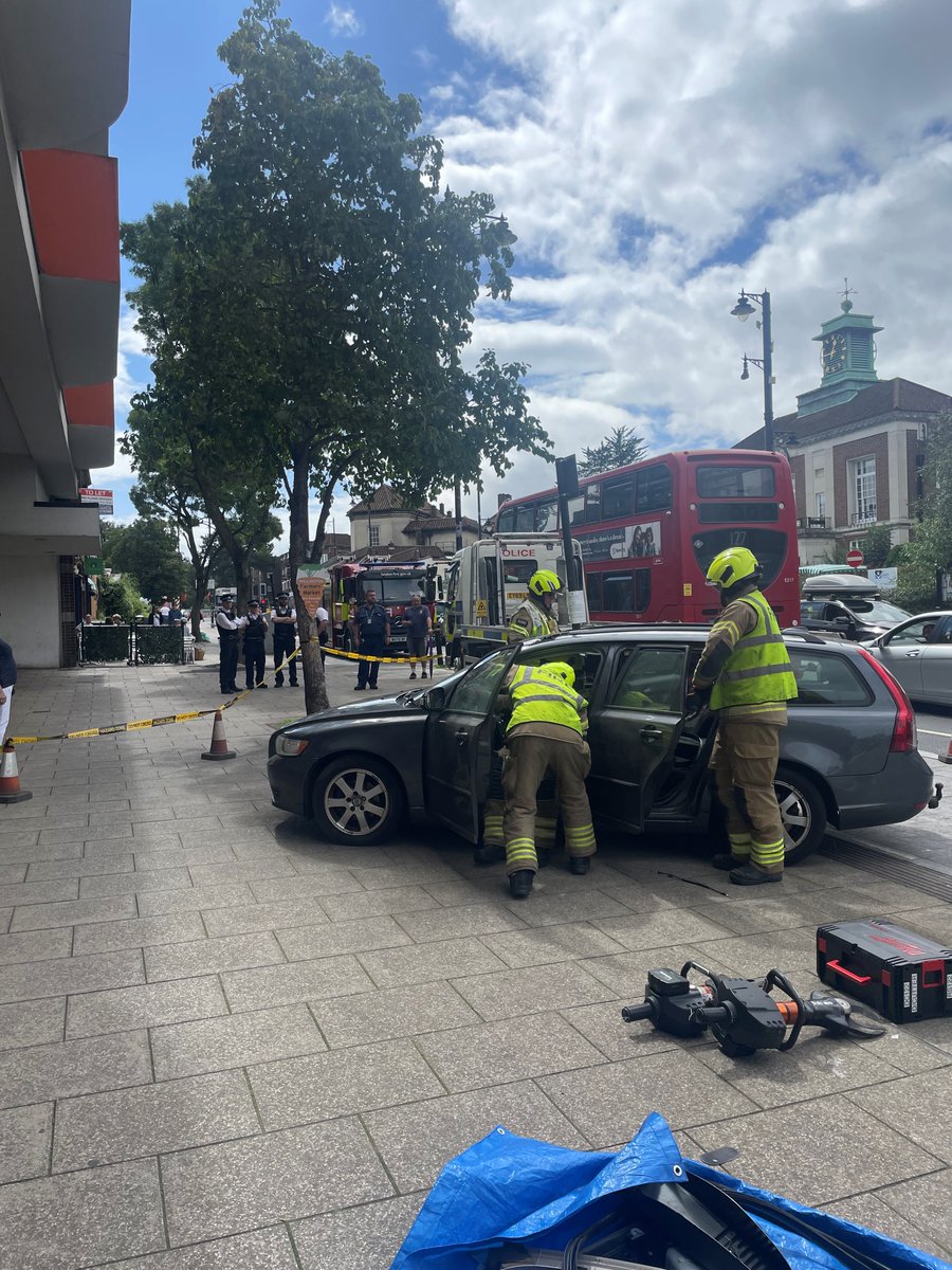 MPSClockhouse's tweet photo. London Fire Brigade were on Wallington High Street showing members of the community a demonstration of how to safely evacuate a vehicle after an RTC. Officers worked closely with @MPSCarshalton @MPSWallingtnSth and @LFBSutton. @MPSSutton https://t.co/WjcAQnYHIU