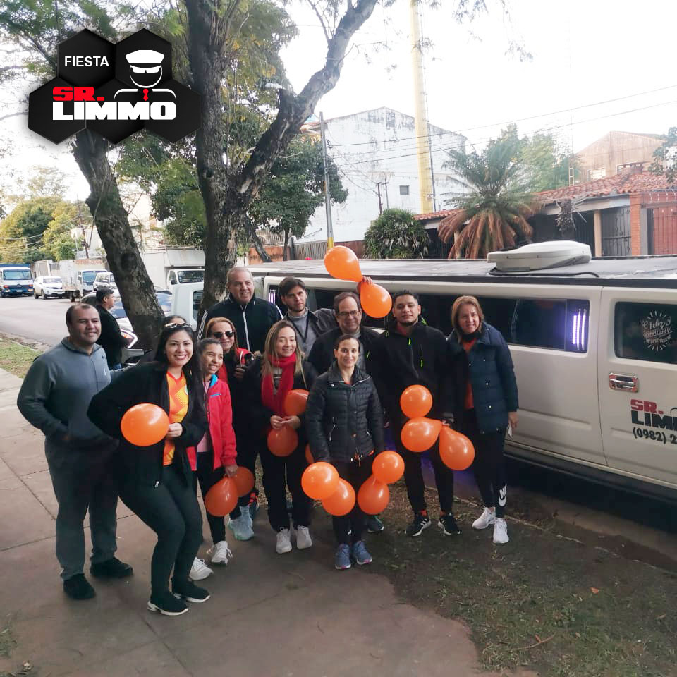 srlimmo's tweet photo. SR LIMMO manda grandes saludos a La Naranja Mecánica 🍊🍊 
#limmo #limousine #hummer #WhiteHummer https://t.co/VcanS5Qc80