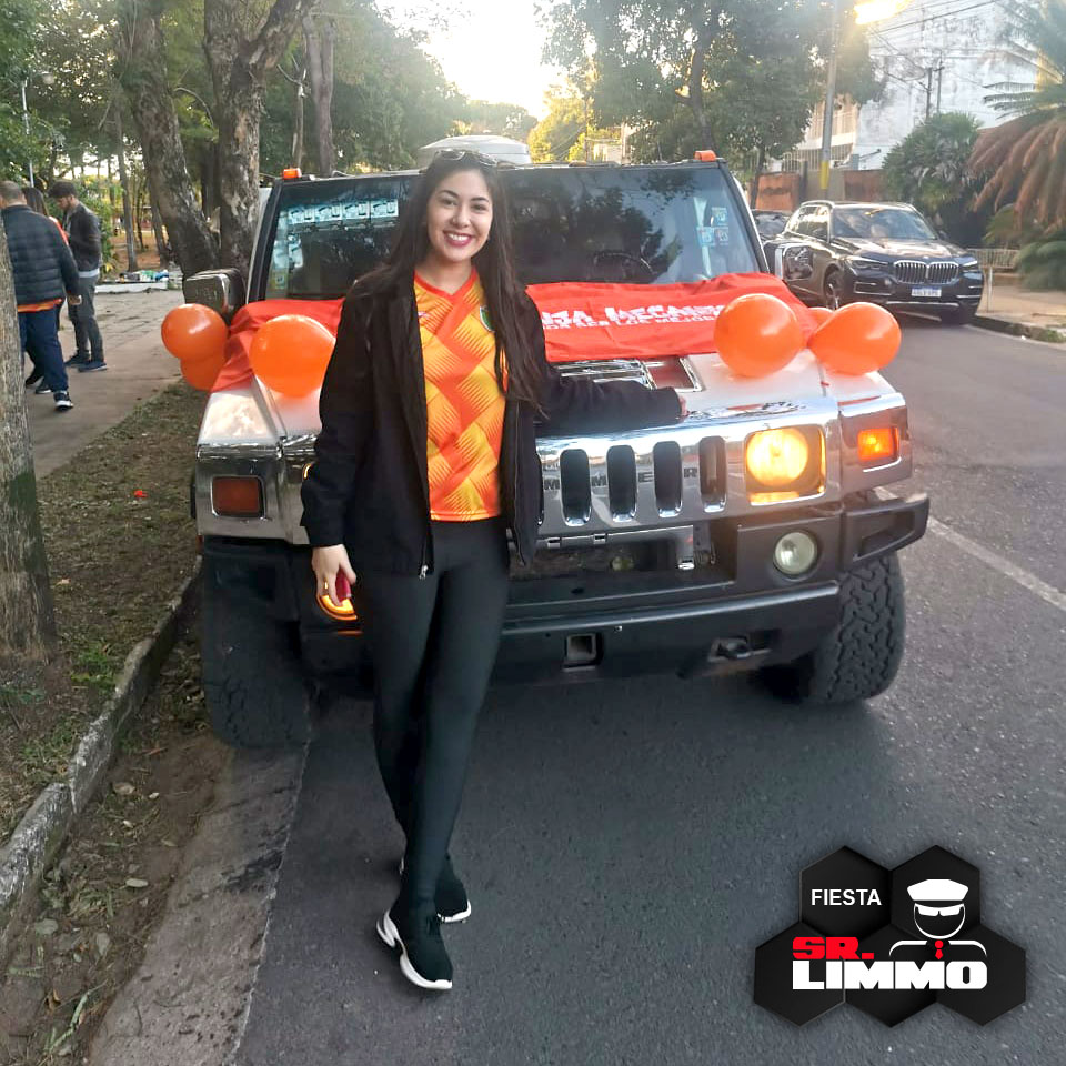 srlimmo's tweet photo. SR LIMMO manda grandes saludos a La Naranja Mecánica 🍊🍊 
#limmo #limousine #hummer #WhiteHummer https://t.co/VcanS5Qc80