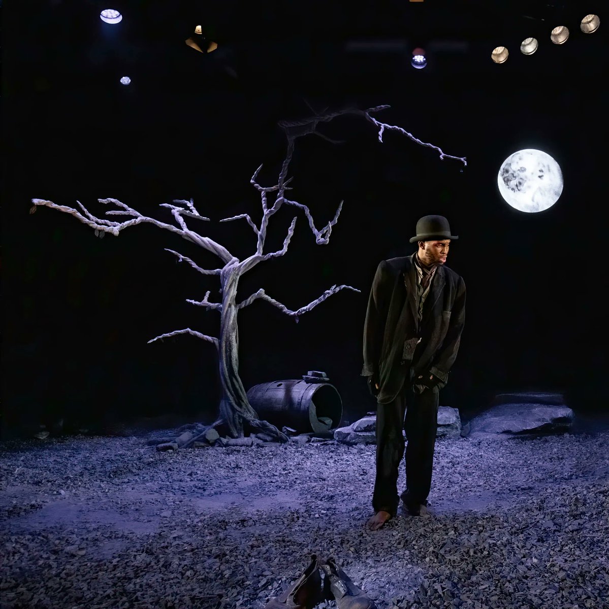 Our #LightingDesign students work with others across the academy to produce some amazing work. #DramaSchool #RoyalAcademyOfDramaticArt #RADA #TheatreLife 
📖 Joan Oliver
🎨 Iona Fern Ridley
💡 Susie Yi Su
🎵 Yvonne Gilbert
📷 Linda Carter